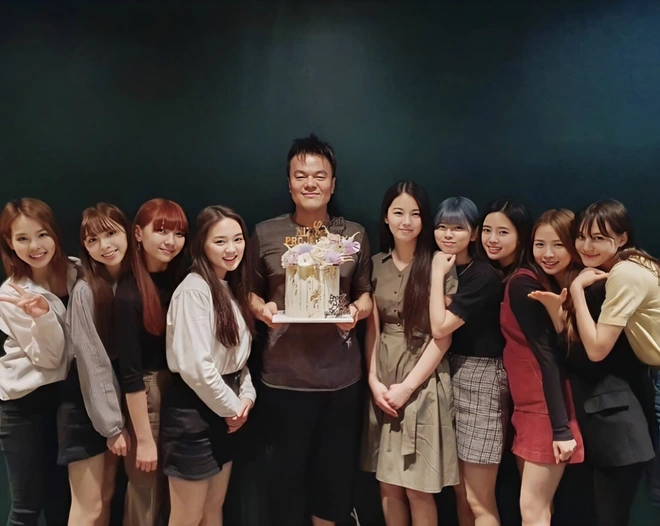 Nhóm “em gái” TWICE lập kỷ lục khủng ở Nhật, JYP không được khen mà còn bị Knet chỉ trích: “Chẳng khác gì giết tương lai của Kpop” - Ảnh 3.