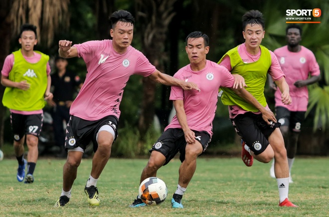 Quang Hải chưa hết chấn thương đã lại gặp bệnh, ngồi lẻ loi xem đồng đội tập luyện trước trận derby Hà Nội - Ảnh 7.