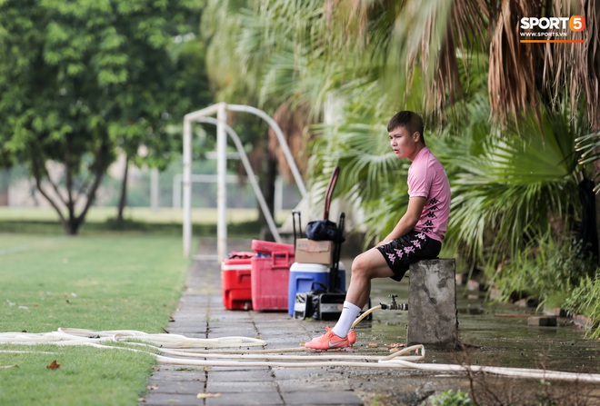 Quang Hải chưa hết chấn thương đã lại gặp bệnh, ngồi lẻ loi xem đồng đội tập luyện trước trận derby Hà Nội - Ảnh 1.