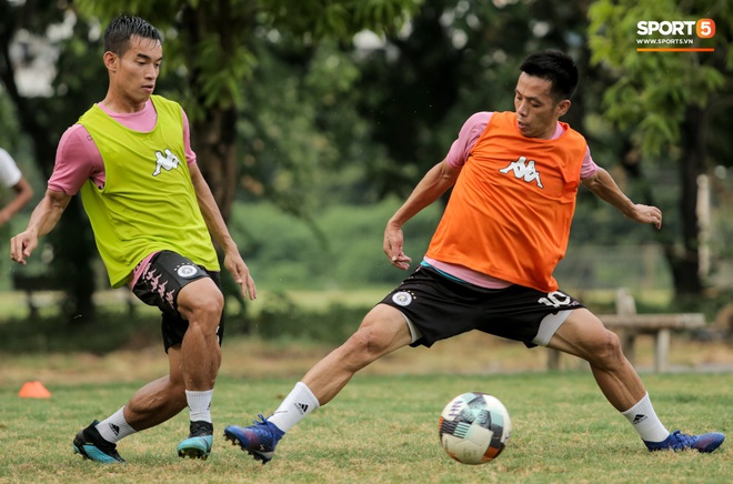 Quang Hải chưa hết chấn thương đã lại gặp bệnh, ngồi lẻ loi xem đồng đội tập luyện trước trận derby Hà Nội - Ảnh 6.
