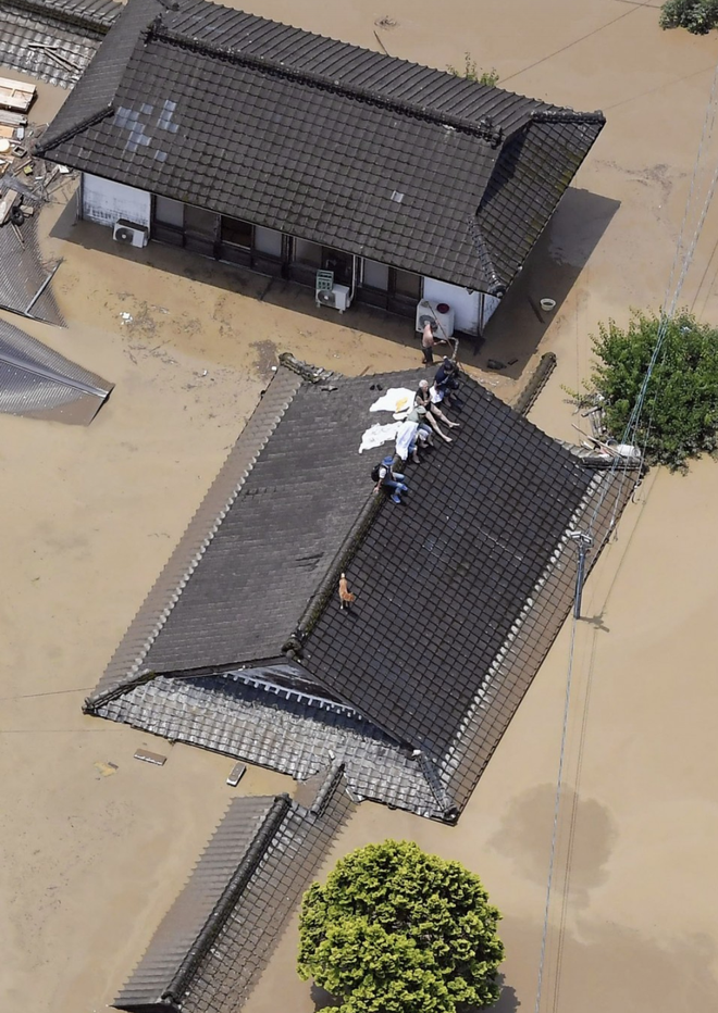 Mưa lớn kỉ lục gây lũ lụt nghiêm trọng ở Nhật Bản: Nhà cửa chìm trong biển nước, người dân phải trèo lên mái chờ giải cứu - Ảnh 5.