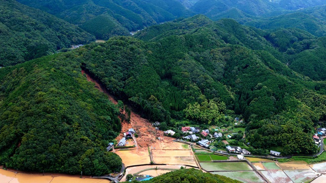 Mưa lớn kỉ lục gây lũ lụt nghiêm trọng ở Nhật Bản: Nhà cửa chìm trong biển nước, người dân phải trèo lên mái chờ giải cứu - Ảnh 4.
