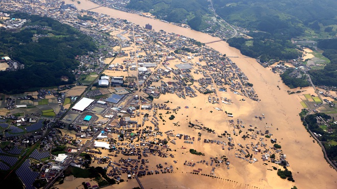 Mưa lớn kỉ lục gây lũ lụt nghiêm trọng ở Nhật Bản: Nhà cửa chìm trong biển nước, người dân phải trèo lên mái chờ giải cứu - Ảnh 3.
