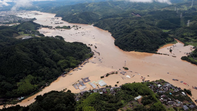 Mưa lớn kỉ lục gây lũ lụt nghiêm trọng ở Nhật Bản: Nhà cửa chìm trong biển nước, người dân phải trèo lên mái chờ giải cứu - Ảnh 2.