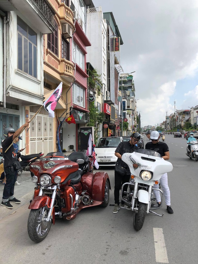 Fan Binz chơi lớn quá: Phủ kín poster lên hàng loạt siêu xe lượn quanh Hà Nội hâm nóng trước thềm ra MV - Ảnh 8.