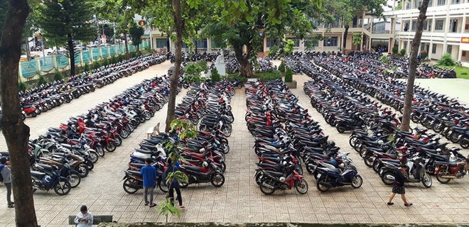 Sướng mắt: Hàng trăm chiếc xe máy xếp gọn đều tăm tắp, đỗ chật kín trong sân trường - Ảnh 3.
