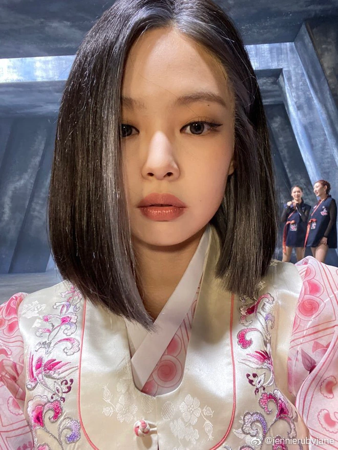 Jennie gây sốt với bài đăng đầu tiên chào fan Trung, hot nhất mái tóc chuẩn BLACKPINK cùng má bánh bao siêu cute - Ảnh 4.