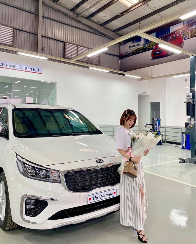 Mạc Văn Khoa chơi lớn, chi tiền tỷ mua xế sang tặng bạn gái kỉ niệm 5 năm yêu nhau - Ảnh 2.