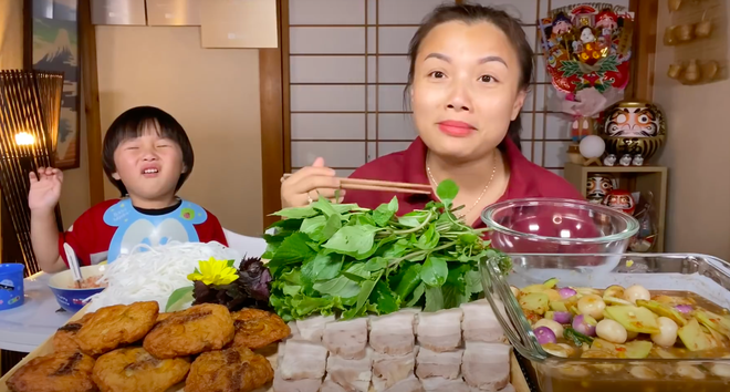 Xuất hiện chưa đầy 2 phút, bé Sa đã “giật” spotlight trong vlog mới của mẹ Quỳnh Trần với loạt biểu cảm “phát hãi” vì… mắm nêm - Ảnh 1.