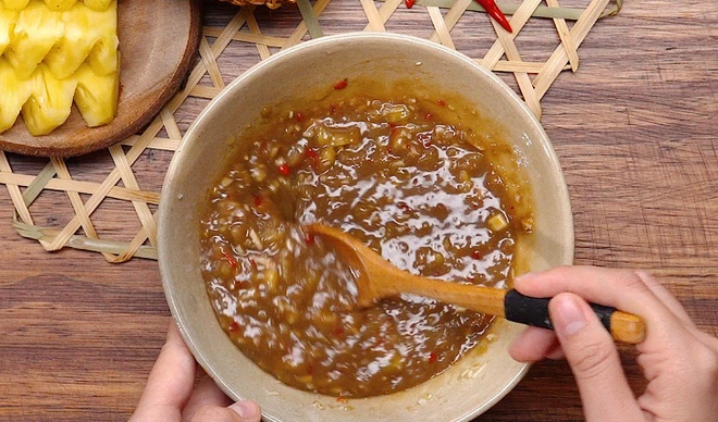 Xuất hiện chưa đầy 2 phút, bé Sa đã “giật” spotlight trong vlog mới của mẹ Quỳnh Trần với loạt biểu cảm “phát hãi” vì… mắm nêm - Ảnh 6.