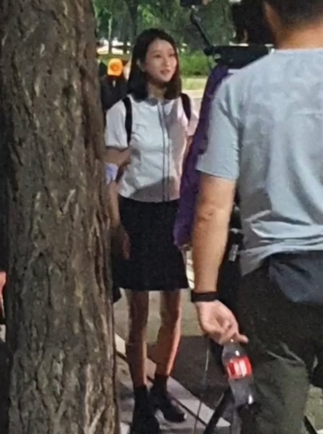 Lộ ảnh Seo Ye Ji mặc đồng phục nữ sinh siêu cưng ở hậu trường Điên Thì Có Sao, đã thế còn vùi dập Kim Soo Hyun tơi tả - Ảnh 2.
