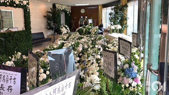 Tang lễ trùm sòng bạc Macau ngày 1: Quý tử nhà Ming Xi lần đầu lộ diện, hoa tang 6 tỷ, Đậu Kiêu xuất hiện bên gia tộc họ Hà - Ảnh 15.