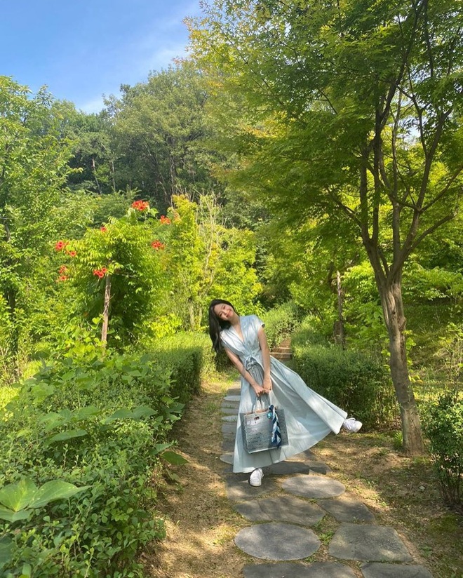 Hiếm ai được như Jennie (BLACKPINK): Chụp xa xa, không thèm PTS, trang điểm nhạt mà xinh sang xịn như tiểu thư - Ảnh 3.