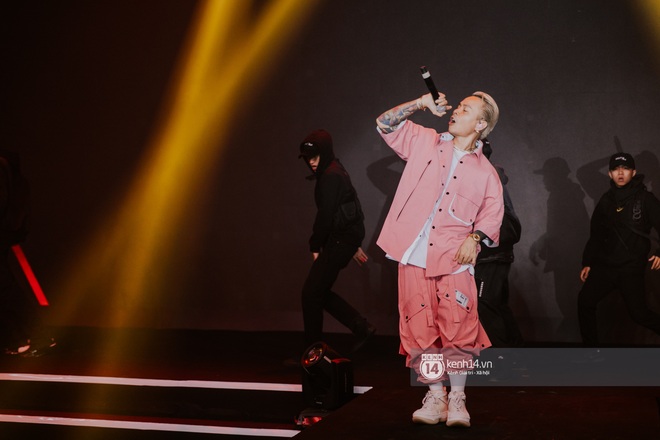 Binz diện outfit màu hồng pastel diễn sân khấu đầu tiên của Bigcityboi, quẩy nhiệt cùng Touliver cùng dàn vũ công hầm hố - Ảnh 8.