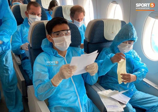 NÓNG: Hình ảnh hiếm hoi Văn Hậu mặc kín trang phục bảo hộ, có mặt trên chuyến bay đặc biệt đưa công dân Việt Nam về nước từ Paris (Pháp) - Ảnh 6.