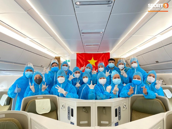 NÓNG: Hình ảnh hiếm hoi Văn Hậu mặc kín trang phục bảo hộ, có mặt trên chuyến bay đặc biệt đưa công dân Việt Nam về nước từ Paris (Pháp) - Ảnh 4.