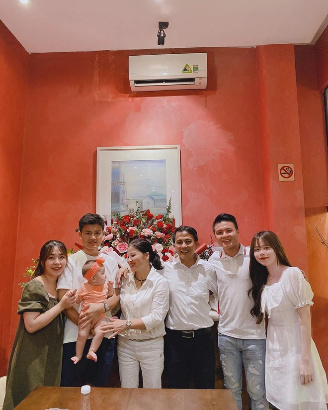 Quang Hải rạng ngời kế bên Huỳnh Anh khi chụp ảnh gia đình, đảm đang vào bếp trong ngày sinh nhật chị dâu - Ảnh 1.