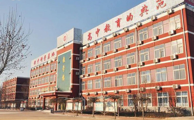 Bên trong trường chuyên khắc nghiệt hàng đầu Trung Quốc: Học 15 tiếng/ngày, phải xây rào chắn ngăn học sinh tự tử - Ảnh 2.
