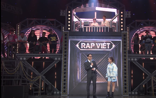 Rời công ty Đông Nhi, Anh Tú The Voice gây sốt khi trở thành ca sĩ bí ẩn hỗ trợ dàn thí sinh Rap Việt - Ảnh 16.