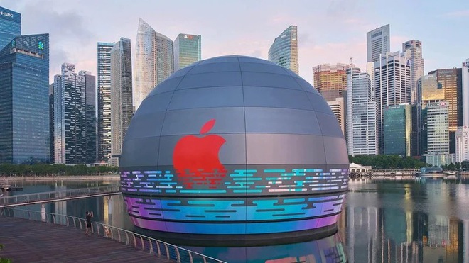 Apple mở cửa hàng thứ 3 tại Singapore, thiết kế hình cầu phát sáng cực độc đáo, đặt nổi trên mặt nước vịnh Marina - Ảnh 1.