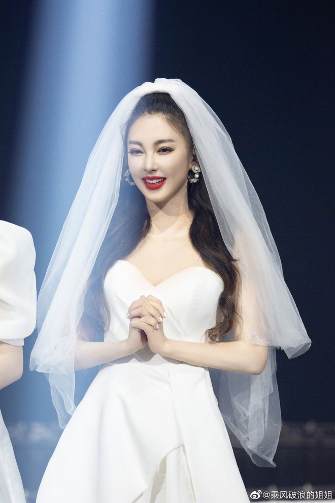 Khoảnh khắc vén voan cưới của Song Hye Kyo Trung Quốc gây bão Weibo: Visual đẹp kinh diễm, Cnet nức nở bình luận - Ảnh 8.