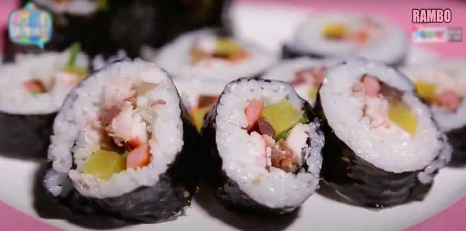 BLACKPINK từng có pha làm kimbap khiến fan tưởng là “thức ăn thừa cuộn rong biển”, anh quay phim ăn thử còn phải… uống nước vội - Ảnh 10.