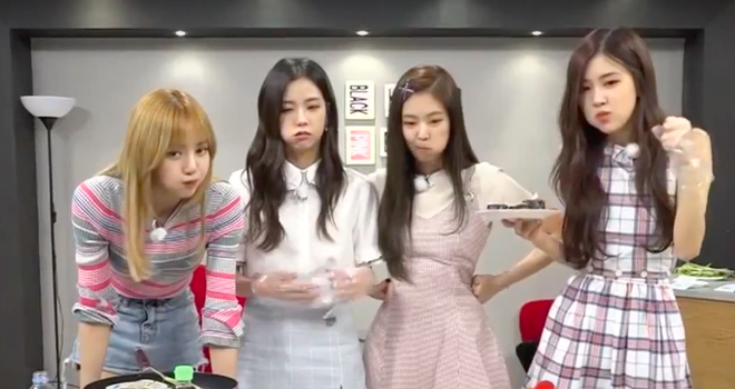 BLACKPINK từng có pha làm kimbap khiến fan tưởng là “thức ăn thừa cuộn rong biển”, anh quay phim ăn thử còn phải… uống nước vội - Ảnh 12.