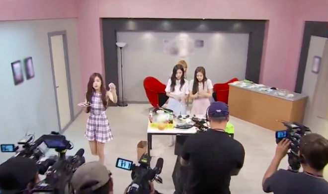 BLACKPINK từng có pha làm kimbap khiến fan tưởng là “thức ăn thừa cuộn rong biển”, anh quay phim ăn thử còn phải… uống nước vội - Ảnh 13.