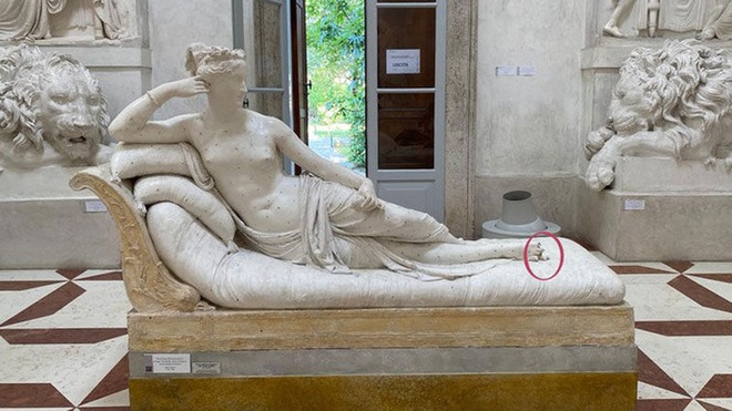 Đi bảo tàng rồi “hồn nhiên” ngồi lên bức tượng sống ảo, nam du khách làm vỡ luôn 2 ngón chân của tác phẩm 200 năm tuổi - Ảnh 1.