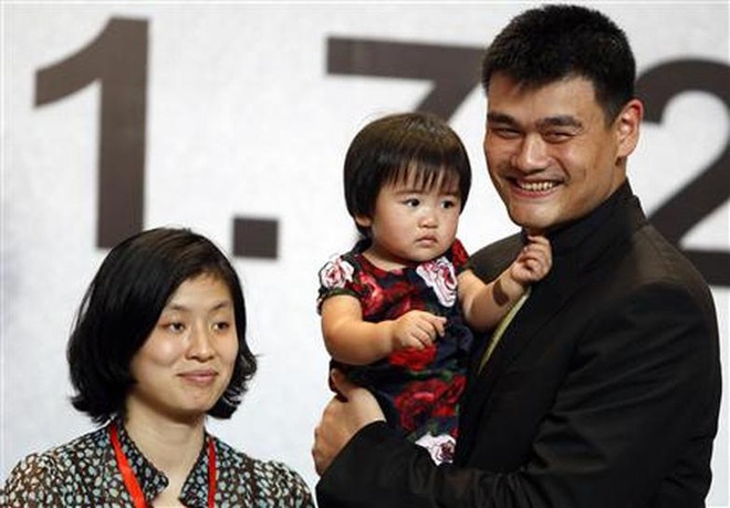 Siêu sao bóng rổ Trung Quốc vượt mức 200kg khiến vợ lo sợ bị đè trong lúc ngủ - Ảnh 1.