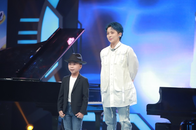 Trấn Thành quắn quéo khi nghe Hari Won live Anh Cứ Đi Đi quá xuất sắc bên thần đồng piano 7 tuổi - Ảnh 1.