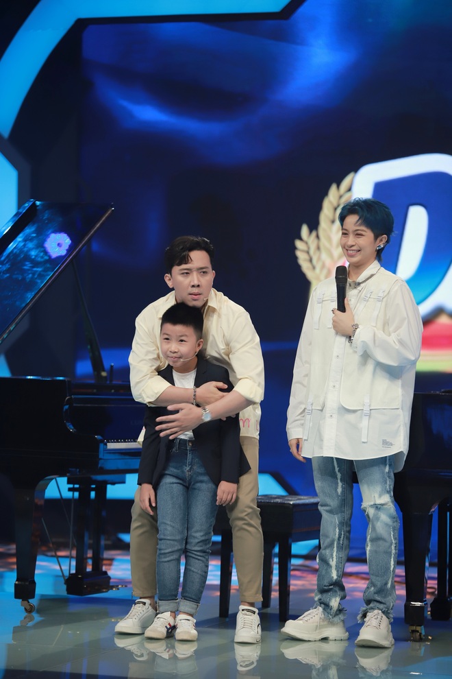 Trấn Thành quắn quéo khi nghe Hari Won live Anh Cứ Đi Đi quá xuất sắc bên thần đồng piano 7 tuổi - Ảnh 2.