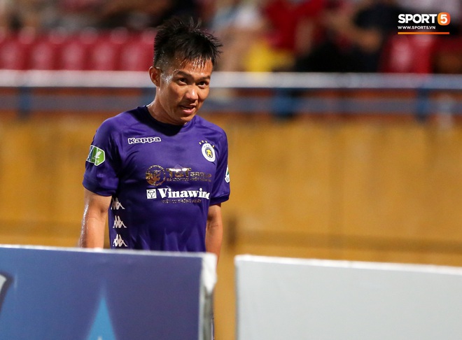 Cựu tuyển thủ Việt Nam chảy máu ướt đẫm quần khiến tất cả hốt hoảng ngày Hà Nội FC đại thắng - Ảnh 6.