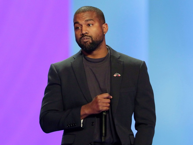 Đi tiểu lên cúp Grammy, ăn vạ các nghệ sĩ khác và khủng bố Twitter: Kanye West đang tự giết chết sự nghiệp âm nhạc của mình? - Ảnh 4.