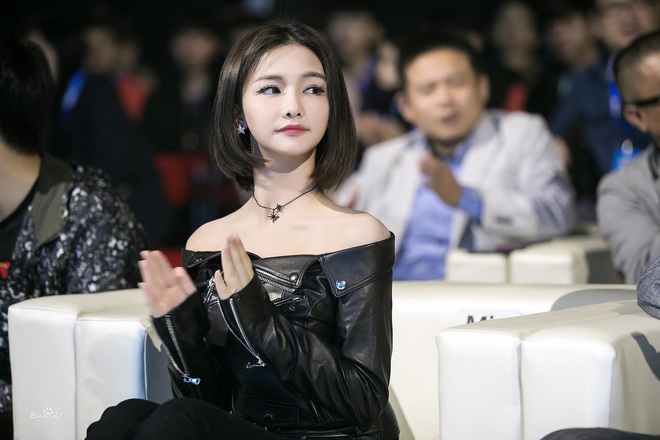 Ngắm nhan sắc Nữ hoàng eSports Trung Quốc, 31 tuổi vẫn xinh đẹp trẻ trung, chơi game sương sương mỗi năm kiếm vài chục tỷ - Ảnh 1.