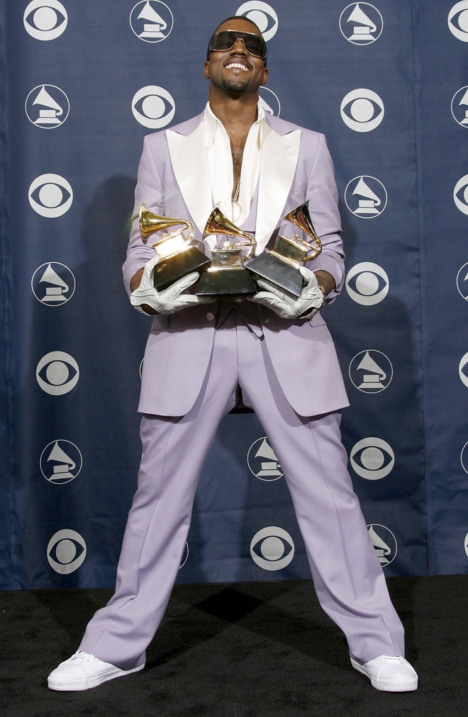 Đi tiểu lên cúp Grammy, ăn vạ các nghệ sĩ khác và khủng bố Twitter: Kanye West đang tự giết chết sự nghiệp âm nhạc của mình? - Ảnh 6.