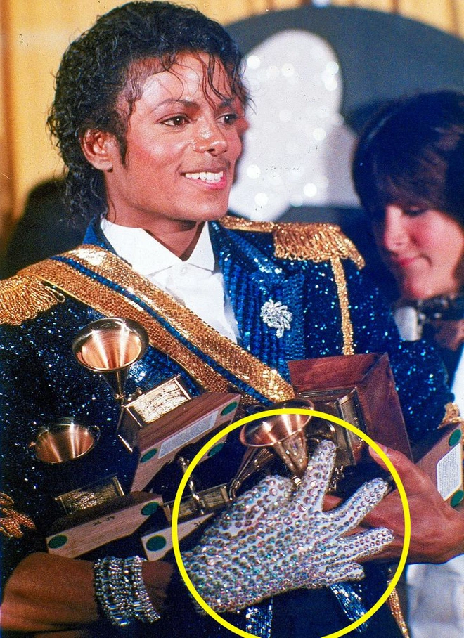 9 bí mật đằng sau trang phục trình diễn của huyền thoại Michael Jackson: Tưởng quái đản nhưng đều có mục đích, số 3 đảm bảo sẽ khiến bạn bất ngờ - Ảnh 3.
