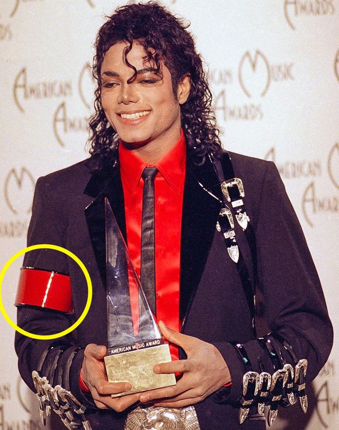 9 bí mật đằng sau trang phục trình diễn của huyền thoại Michael Jackson: Tưởng quái đản nhưng đều có mục đích, số 3 đảm bảo sẽ khiến bạn bất ngờ - Ảnh 4.