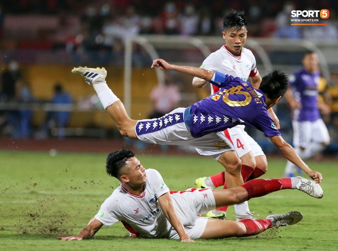 Trọng Đại hứng đầy gạch đá vì sút bóng cực mạnh vào đội trưởng Hà Nội FC nằm trên sân   - Ảnh 11.