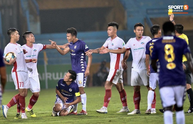 Trọng Đại hứng đầy gạch đá vì sút bóng cực mạnh vào đội trưởng Hà Nội FC nằm trên sân   - Ảnh 4.