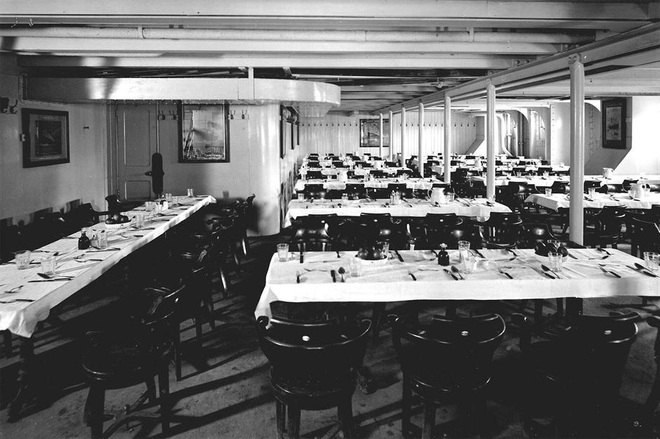 Bữa ăn cuối cùng trên chuyến tàu Titanic: Có thịt cừu sốt bạc hà, cá hồi sốt mousseline và vô số kể các món ngon khác - Ảnh 1.