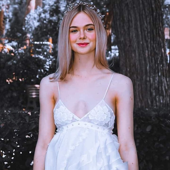 “Công chúa Aurora” Elle Fanning khiến netizen “trụy tim” với khoảnh khắc cười xinh, xẻ ngực táo bạo nhưng trong trẻo tựa thiên thần - Ảnh 2.