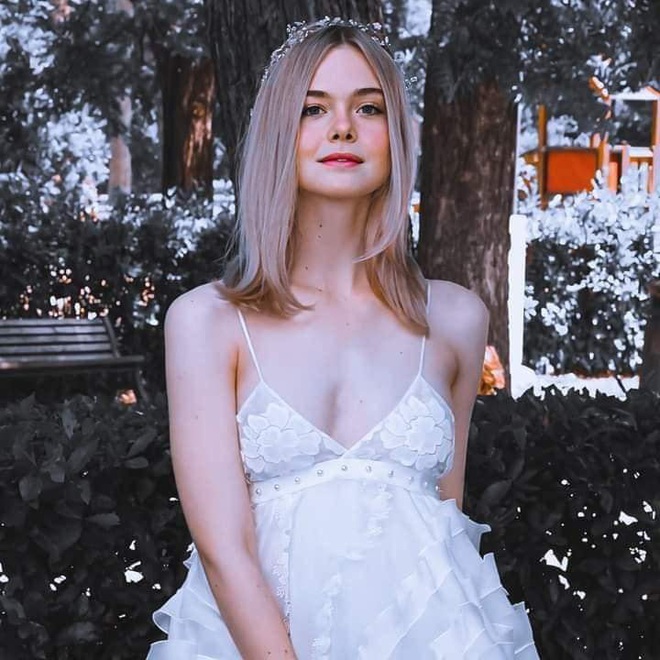 “Công chúa Aurora” Elle Fanning khiến netizen “trụy tim” với khoảnh khắc cười xinh, xẻ ngực táo bạo nhưng trong trẻo tựa thiên thần - Ảnh 5.