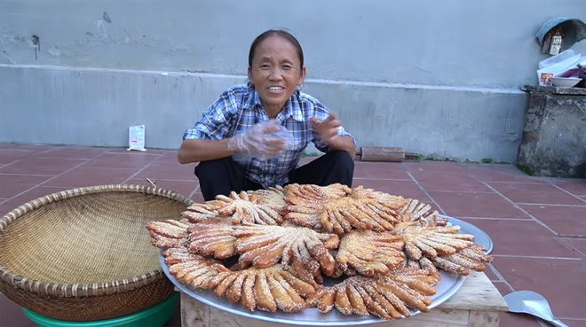 Chưa hết hoảng hồn với món bánh tiêu phiên bản kinh dị của Bà Tân Vlog, dân mạng lại phát hiện thêm sự cố mất vệ sinh - Ảnh 4.