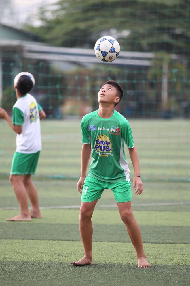 Cầu thủ trẻ Học viện Nutifood-JMG phát triển thể hình rõ rệt sau 5 năm ăn tập với điều kiện tốt nhất - Ảnh 10.