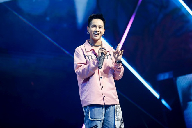 King Of Rap: Bất ngờ với bản Rap Hoa Nở Không Màu, thí sinh Rap nhạc Trịnh được book show ngay tại sân khấu - Ảnh 7.