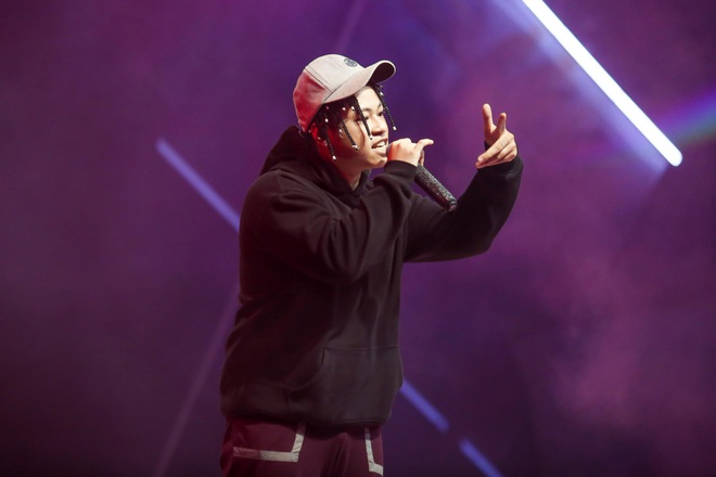 King Of Rap: Bất ngờ với bản Rap Hoa Nở Không Màu, thí sinh Rap nhạc Trịnh được book show ngay tại sân khấu - Ảnh 13.