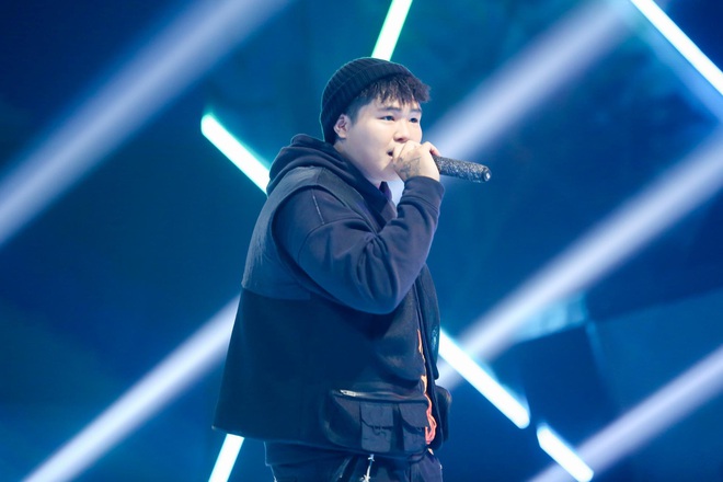 King Of Rap: Bất ngờ với bản Rap Hoa Nở Không Màu, thí sinh Rap nhạc Trịnh được book show ngay tại sân khấu - Ảnh 4.