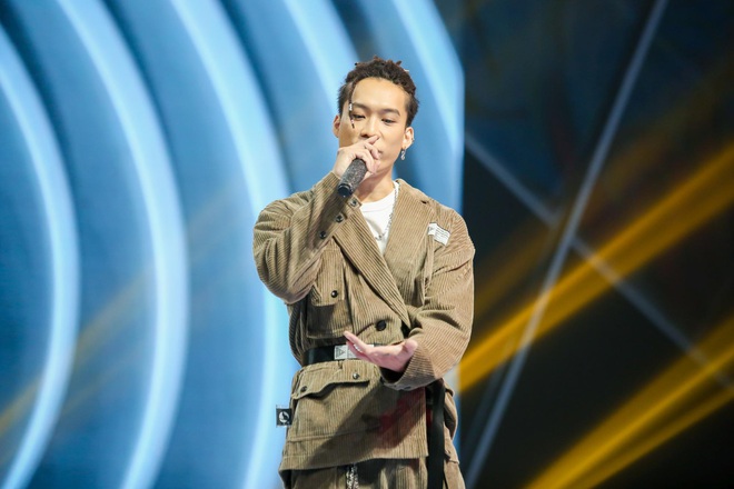King Of Rap: Bất ngờ với bản Rap Hoa Nở Không Màu, thí sinh Rap nhạc Trịnh được book show ngay tại sân khấu - Ảnh 6.