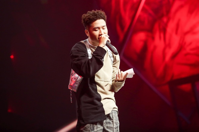 King Of Rap: Bất ngờ với bản Rap Hoa Nở Không Màu, thí sinh Rap nhạc Trịnh được book show ngay tại sân khấu - Ảnh 14.